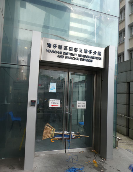 ▲ 시위대에 의해 봉쇄당한 경찰총부 출입문. 오른쪽 아래 계란투척 흔적이 보인다.ⓒ허동혁