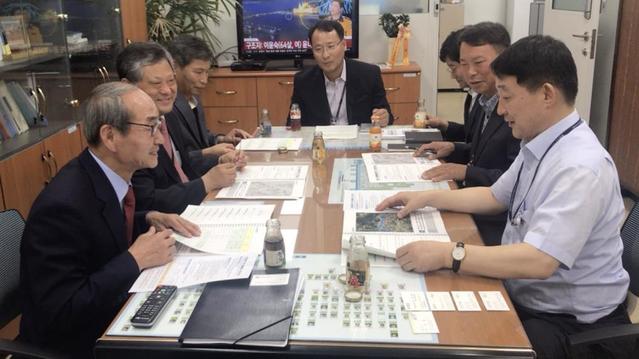 ▲ 이승율 청도군수(왼쪽)가 최근 행정안전부를 방문해 사업에 대한 선정을 집중 건의하고 있다.ⓒ청도군