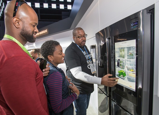 올 초 'CES 2019'에서 관람객들이 삼성전자 패밀리허브 냉장고를 살펴보고 있는 모습. ⓒ삼성전자