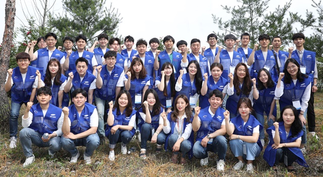 ▲ 삼성디스플레이 신입사원들이 봉사활동에 앞서 기념촬영을 하고 있는 모습. ⓒ삼성디스플레이