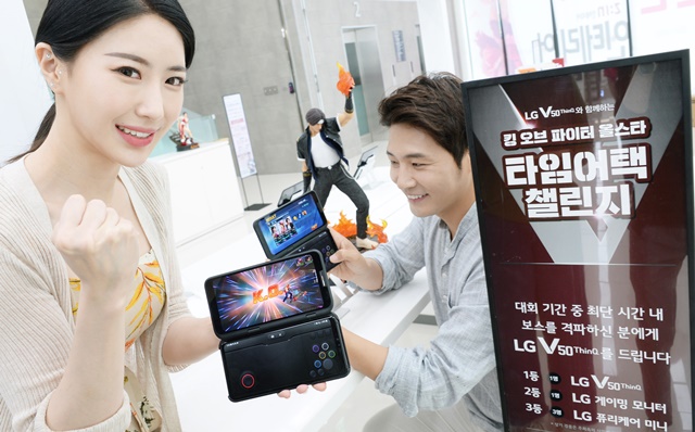 ▲ LG전자 모델이 LG V50 ThinQ 와 LG 듀얼스크린으로 모바일 게임을 즐기고 있다. ⓒLG전자