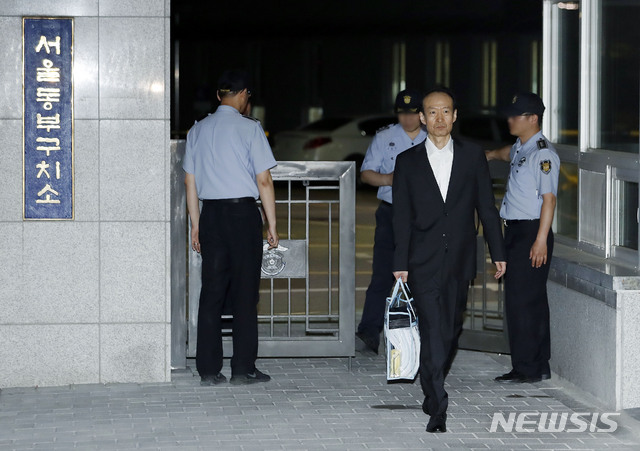 ▲ 이재만 전 청와대 총무비서관이 23일 자정 형기 만료로 서울 동부구치소에서 석방되고 있다.ⓒ뉴시스