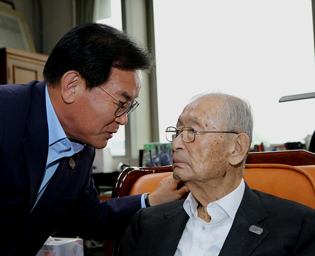 ▲ 백선기 칠곡군수(왼쪽)와 백선엽 장군.ⓒ칠곡군