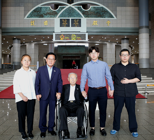 ▲ 좌로부터 화랑, 백선기 칠곡군수, 백선엽 장군, 전준영, 김윤일.ⓒ칠곡군