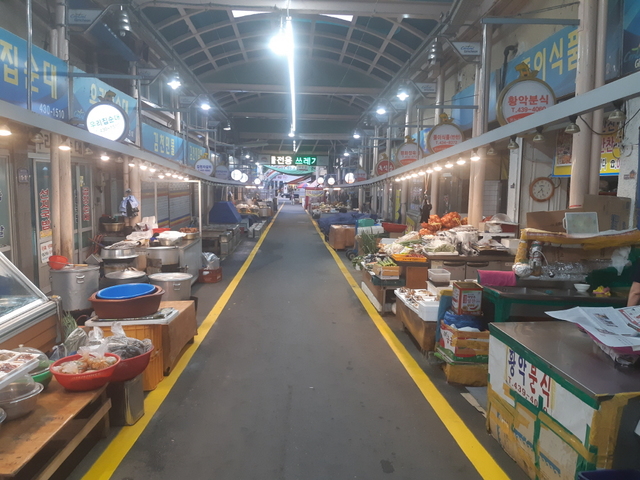 ▲ 김천시는 지난 19일 지역내 전통시장인 평화시장과 황금시장의 고객선을 벗어난 좌판에 대한 일제 정비를 실시했다.ⓒ김천시