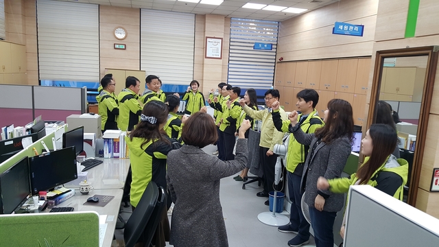 ▲ 세정과 직원들이 매일 아침 업무 시작 전에 함께 모여 구호를 외치고 있다.ⓒ김천시
