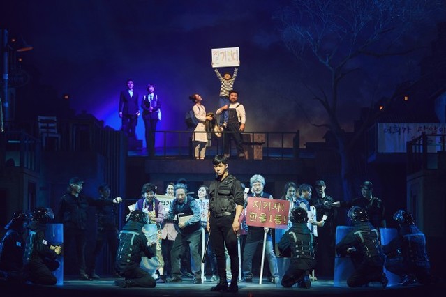 ▲ 창작가무극 '신과함께_이승편' 공연 장면.ⓒ서울예술단