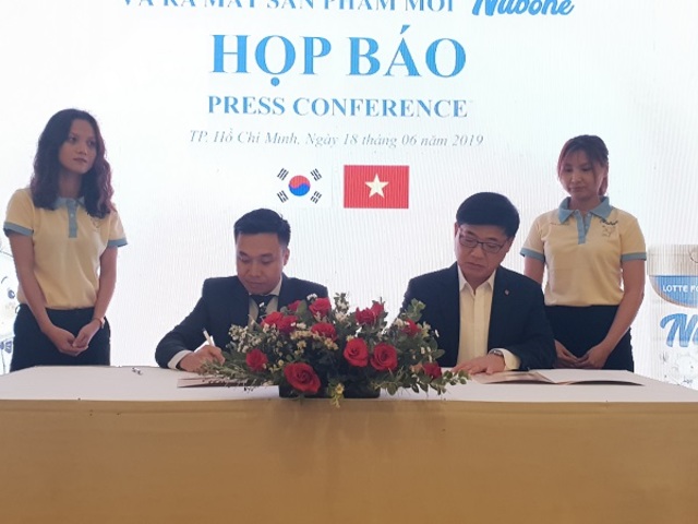 ▲ 6월18일 베트남 호치민시의 Eastin grand hotel saigon에서 롯데푸드 조경수 대표이사(왼쪽에서 세번째)와 Viet Australia 하이(Pham Quoc Hai) 대표이사(왼쪽에서 두번째)가 뉴본 분유 론칭 서명식을 진행하고 있다ⓒ롯데푸드