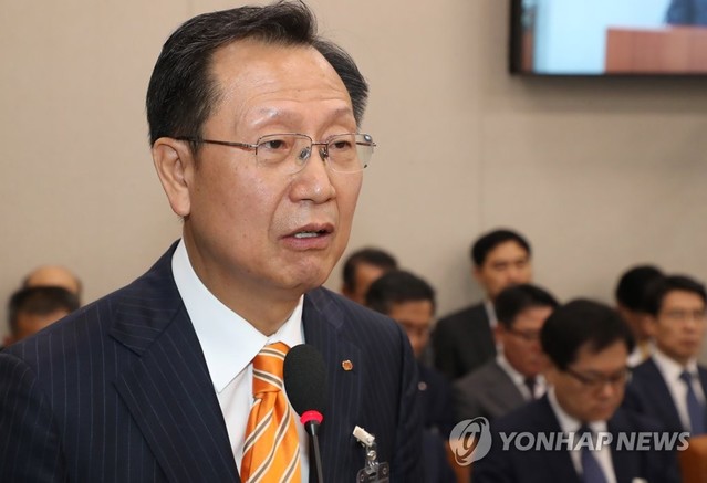 ▲ 한국전력 이사회가 난데없이 배임논란의 중심에 섰다. 사진은 김종갑 한국전력공사 사장이 지난해 10월 16일 국회에서 열린 산업통상자원중소벤처기업위원회의 한국전력공사, 한국전력거래소, 한전KPS 등에 대한 9개 기관 국정감사에서 업무보고를 하는 모습.ⓒ연합뉴스