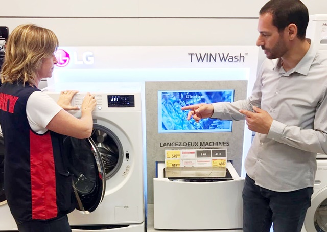 ▲ 프랑스 '프낙 다르티(Fnac Darty)' 매장에서 직원들이 LG전자 세탁기를 소개하고 있는 모습. ⓒLG전자