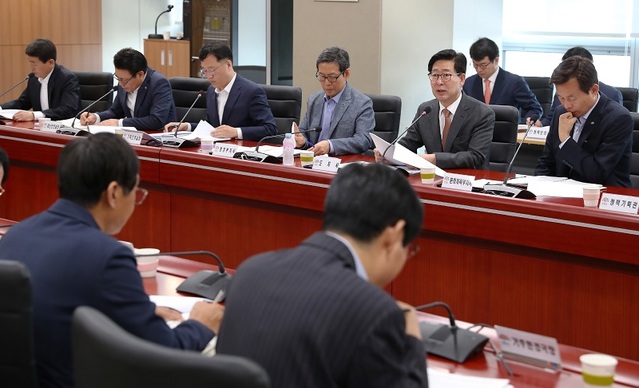 ▲ 양승조 충남도지사가 24일 실국원장 회의를 주재하고 있다.ⓒ충남도