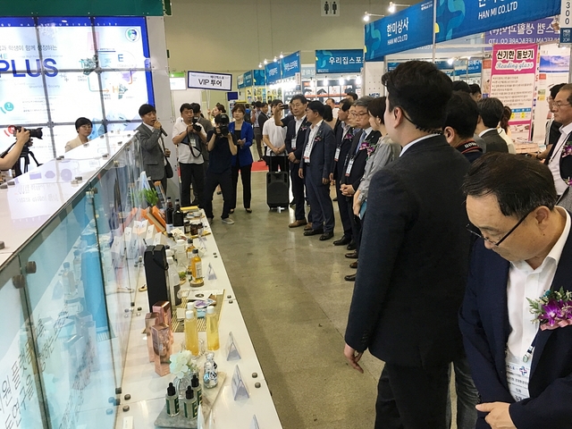 ▲ 제19회 한방엑스포에 참가한 대구한의대 홍보부스를 방문한 내빈들이 제품 설명을 듣고 있다.ⓒ대구한의대