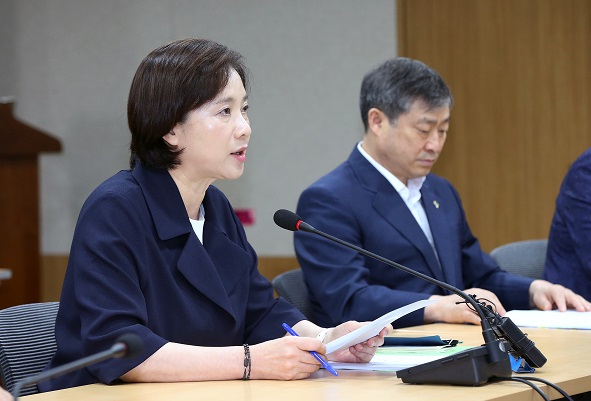 ▲ 24일 세종시 정부세종청사에서 진행된 '제11차 교육신뢰회복추진단 회의'에서 유은혜 사회부총리 겸 교육부 장관(왼쪽)이 회의를 주재하고 있다. ⓒ교육부