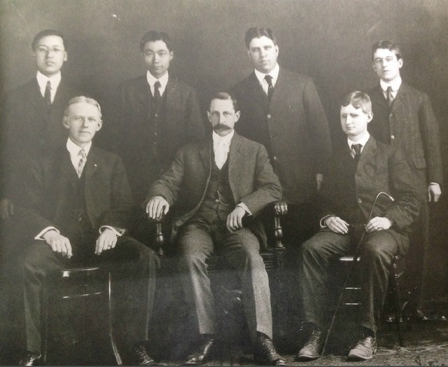 ▲ 하바드 대학원 학생들과 이승만(윗줄 왼쪽) 앞줄 가운데 국제법교수 윌슨.ⓒ자료사진