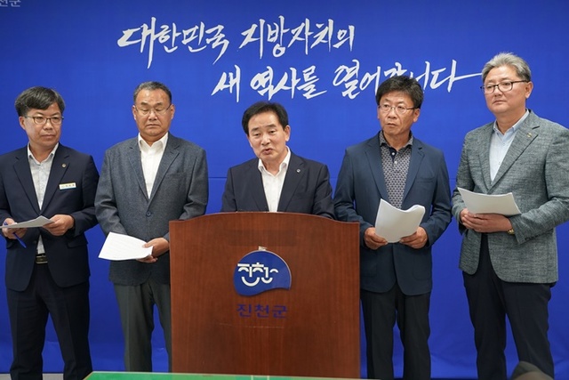 ▲ 송기섭 진천군수가 24일 브리핑룸에서 덕산읍 승격 관련 기자회견을 하고 있다.ⓒ진천군