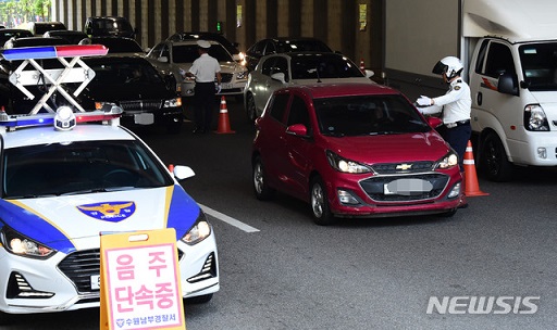 ▲ '제2 윤창호법' 시행을 하루 앞둔 24일 경기 수원시의 한 도로에서 경찰들이 음주단속을 실시하고 있다. ⓒ뉴시스