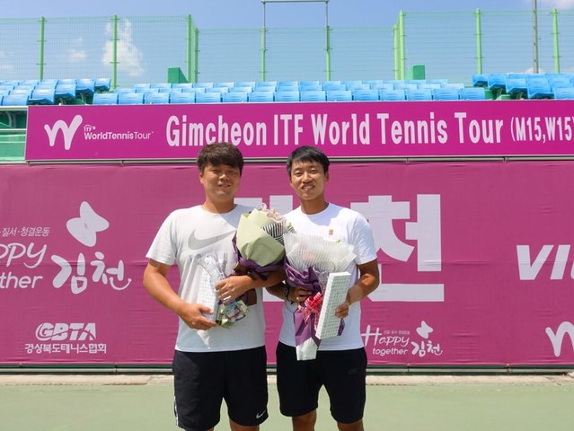 ▲ 지난 10일부터 23일까지 김천종합스포츠타운 테니스코트에서 개최된 대회에서 경산시청 남자부 복식 최재원·문주해 선수가 우승을 차지했다.ⓒ경산시