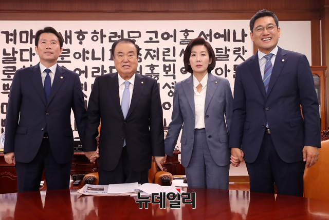 ▲ 문희상 국회의장과 여야3당 원내대표(이인영 더불어민주당, 문 의장, 나경원 자유한국당, 오신환 바른미래당 원내대표)가 24일 오후 국회 의장실에서 손을 맞잡고 포즈를 취하고 있다. ⓒ이종현 기자