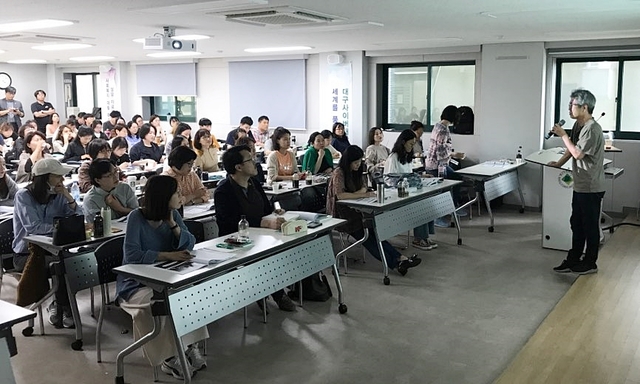 ▲ 대구사이버대가 지난 21일부터 1박2일간 ‘제1회 찌질한 워크숍’을 개최한 가운데 심리평가상담 전공 이흥표 교수가 강의를 진행하고 있다.ⓒ대구사이버대