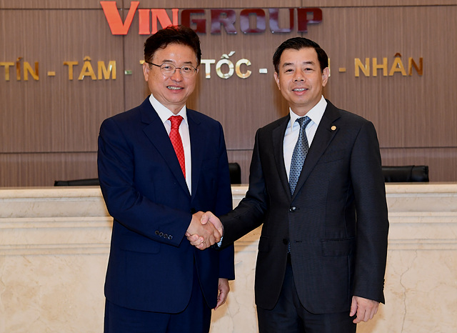 ▲ 이 지사는 24일 신남방시장 진출확대를 위한 방문 첫 일정으로 베트남의 빈 그룹 응웬 비엣 꽝 부회장 과 만나 면담을 나눴다.ⓒ경북도