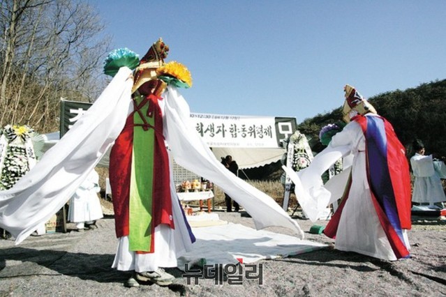 ▲ 곡계굴 합동위령제에서 천태종 구인사 스님들이 천도제를 지내고 있다. 이곳 마을 주민들과 유가족들은 매년 음력 12월 12일에 맞춰 영문도 모른 채 억울하게 숨진 희생자 영혼을 위로하는 위령제를 열고 있다.ⓒ목성균 기자