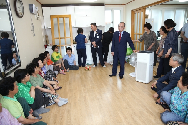 ▲ 이승율 군수가 지난 24일 관내 무더위 쉼터로 지정 운영 중인 경로당을 직접 방문해 무더위쉼터 운영 실태를 점검했다.ⓒ청도군