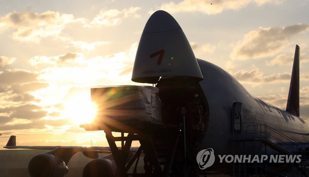 ▲ 문재인 대통령 임기 내에 한국 경제성장률은 1%대로 내려갈 것으로 전망된다. 사진은 지난해 12월 31일 항공 화물 적재로 분주한 인천국제공항 아시아나항공 화물터미널의 모습. ⓒ연합뉴스