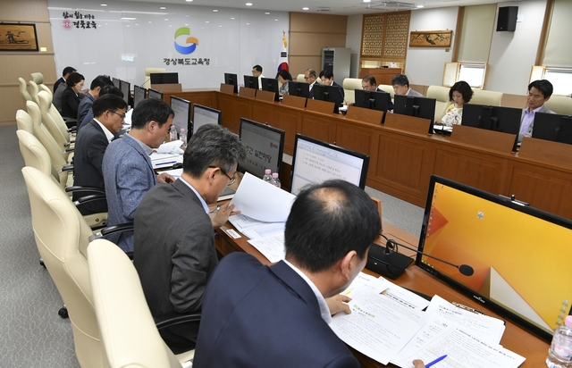 ▲ 경북교육청(교육감 임종식)이 교육공무원직 노동조합 총파업인 7월3일부터 5일까지 예정되면서 긴급 대책회의를 개최했다.ⓒ경북교육청