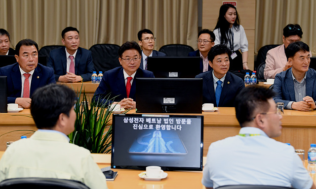 ▲ 이철우 경북도지사가 삼성전자 베트남 현지법은을 방문해 현장 관계자와 환담을 나누고 있다.ⓒ경북도