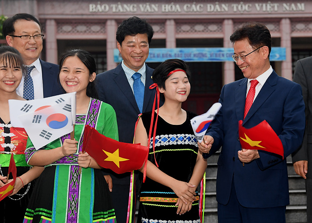 ▲ 이철우 지사가 베트남 타이응웬성을 찾아 현지민들로부터 환영을 받고 있다.ⓒ경북도