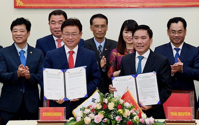 ▲ 이철우 지사가 타이응웬성에서 우호협력 양해각서를 체결하고 있다.ⓒ경북도