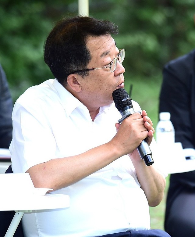 ▲ 24일 이상천 제천시장이 의림지 솔밭공원서  ‘탈 공간·책상·형식’을 주제로 열린 시정공감콘서트 ‘제천스케치북’에서 소통과 공감에 대해 이야기하고 있다.ⓒ제천시