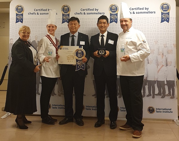 ▲ 제주삼다수_벨기에 브뤼셀에서 열린 국제식음료품평회 시상식ⓒ제주특별자치도개발공사