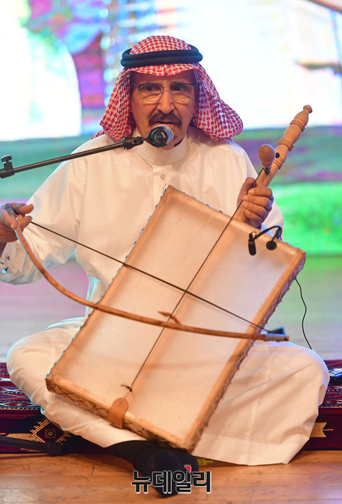 ▲ 사우디 전통악기 라바바 연주 ⓒ정상윤