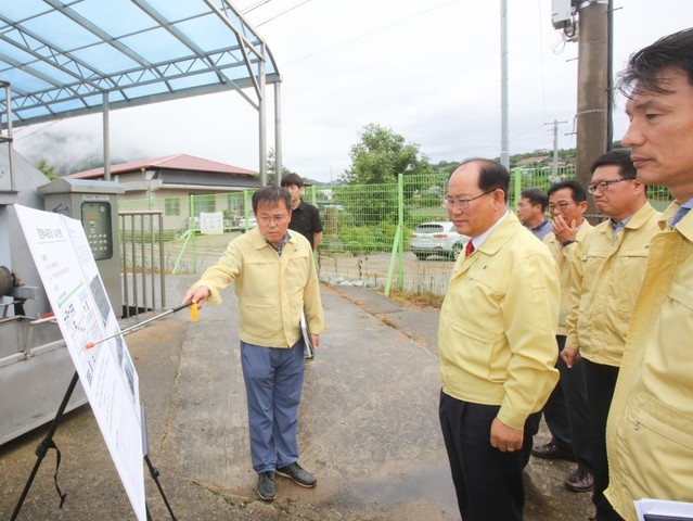 ▲ 공사 현장을 방문해 브리핑을 받고 있는 류한우 단양군수.ⓒ단양군