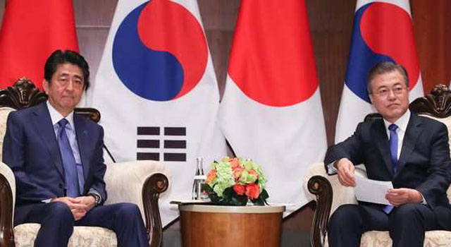 ▲ 아베 신조 일본 총리와 문재인 대통령. ⓒ뉴시스. 무단전재 및 재배포 금지.