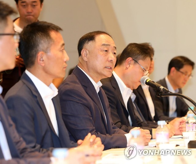 ▲ 홍남기 부총리 겸 기획재정부 장관이 25일 경기 고양시 킨텍스에서 열린 자동차업계 관계자들과의 간담회에 모두발언하고 있다. ⓒ연합뉴스