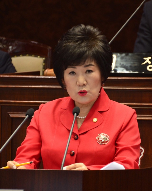 ▲ 25일 제천시의회 본회의장에서 열린 제278회 정례회 마지막날, 이정임 의원이 이상천 시장에게 '도시재생 추진사업 현황'을 질문하고 있다.ⓒ제천시의회
