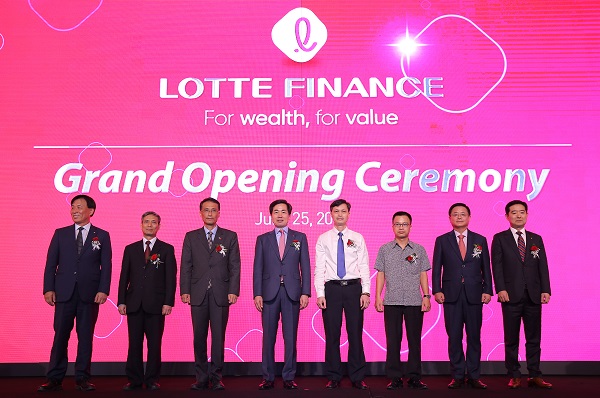 ▲ 롯데카드의 베트남 현지법인롯데파이낸스가 25일 하노이에 위치한 롯데호텔하노이에서 그랜드 오프닝 세레모니를 개최했다. 행사에 참석한 김창권 롯데카드 대표이사(왼쪽에서 네 번째), 응우옌 쫑 주(Nguyen Trong Du) 베트남중앙은행 은행감독국 부총국장(왼쪽에서 다섯 번째) 등 관계자들이 기념촬영을 하고 있다.ⓒ롯데카드