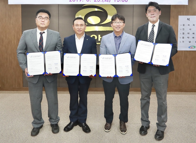 ▲ 구본영 천안시장과 전용배 단국대 학과장, 김범준 백석대 주임교수, 정동화 상명대 주임교수가 25일 스포츠 및 축구 산업 발전을 위한 관학 공동협력 협약(MOU)을 갖고 포즈를 취하고 있다.ⓒ천안시