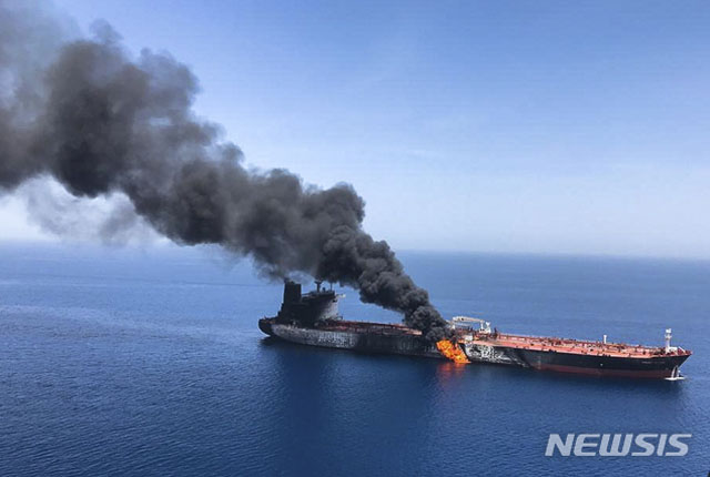 ▲ 지난 13일(현지시간) 호르무즈 해협에서 피격된 유조선이 불타는 모습. ⓒ뉴시스 AP. 무단전재 및 재배포 금지.