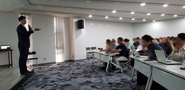 ▲ 법무법인 오킴스가 25일 개최한 인보사 투약환자 민사소송 설명회에는 환자·보호자 등 100여 명이 빼곡히 자리를 채웠다. ⓒ뉴데일리