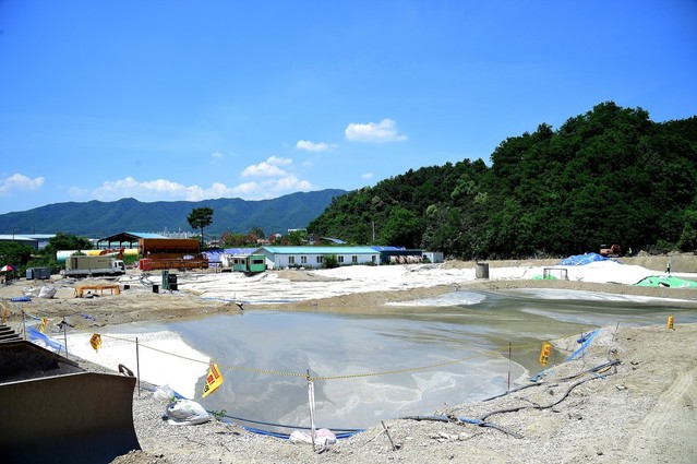 ▲ ‘지역의 환경 재앙’으로 불린 제천시 왕암동 폐기물매립장 안정화사업이 진행 중인 모습.ⓒ제천시