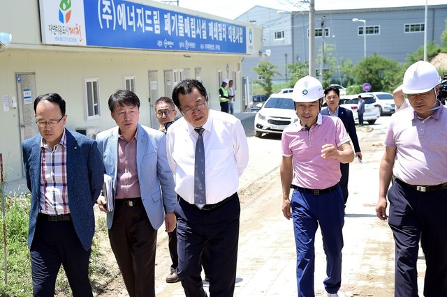 ▲ 25일 이상천 시장(가운데)이 왕암동 폐기물매립장을 찾아 공사관계자들과 현장을 둘러보고 있다.ⓒ제천시