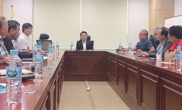 ▲ 25일 염동열 의원이 국회의원회관에서 치악산, 오대산 등 국립공원 내 거주하는 주민들과 간담회를 열고 있다.ⓒ염동열 의원