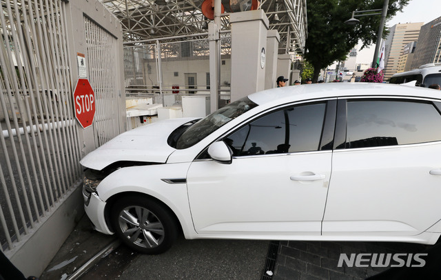 ▲ 25일 오후 한 남성이 트렁크에 부탄가스를 싣고 서울 종로구 주한미국대사관으로 차량을 돌진해 대사관 정문이 파손되어 경찰이 조사를 하고 있다.ⓒ뉴시스