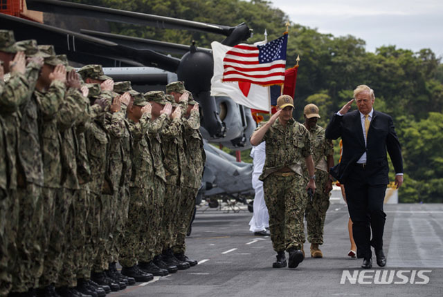 ▲ 지난 5월 일본 방문 중 요코스카 주일미군 기지에 들러 와스프함 장병들을 사열하는 도널드 트럼프 미국 대통령. ⓒ뉴시스 AP. 무단전재 및 재배포 금지.