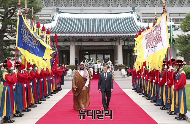 ▲ 문재인 대통령과 무함마드 빈 살만 사우디아라비아 왕세자가 26일 청와대 대정원에서 열린 공식 환영식에 나서고 있다. ⓒ청와대