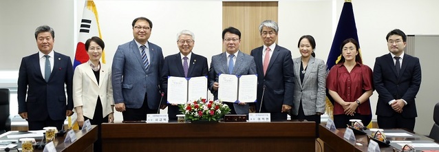 ▲ 세종시의회가 26일 한국법제연구원과 지역사회 발전과 양 기관의 선진화를 위해 업무협약을 가졌다.ⓒ세종시의회