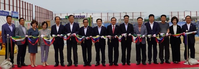 ▲ 충북 진천군 진천성석행복주택 기공식이 26일 진천읍 성석리 공동주택 건립 부지에서 송기섭 진천군수, 경지호 LH충북본부장을 비롯해 군 관계자 및 지역주민 100여명이 참석한 가운데 열렸다.ⓒ진천군